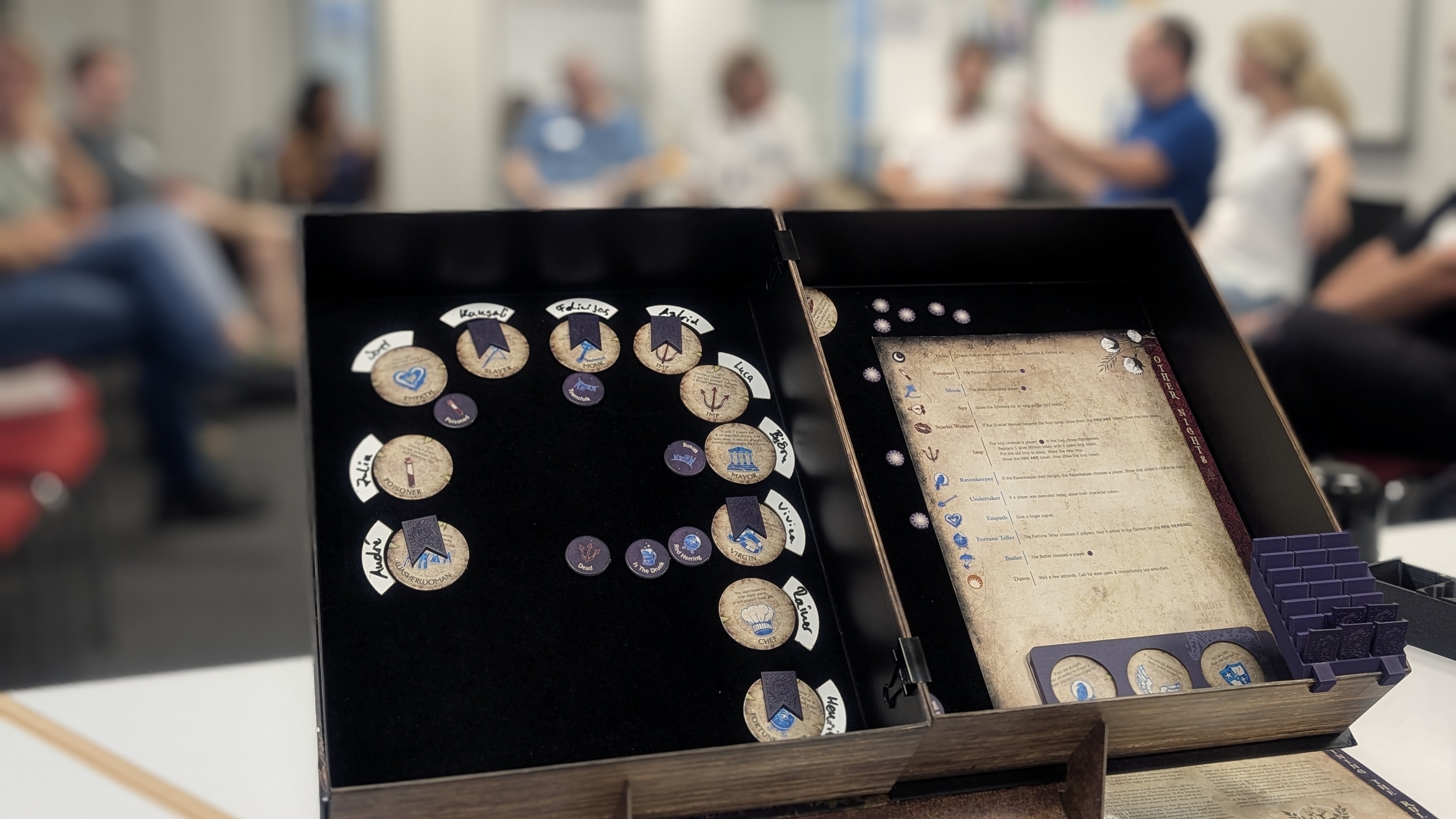 Spieler sitzen um im Kreis und spielen Blood on the Clocktower